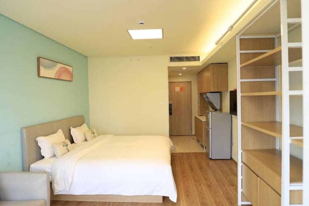 CJIA Apartment East Railway Station Exclusive Double Room, City View