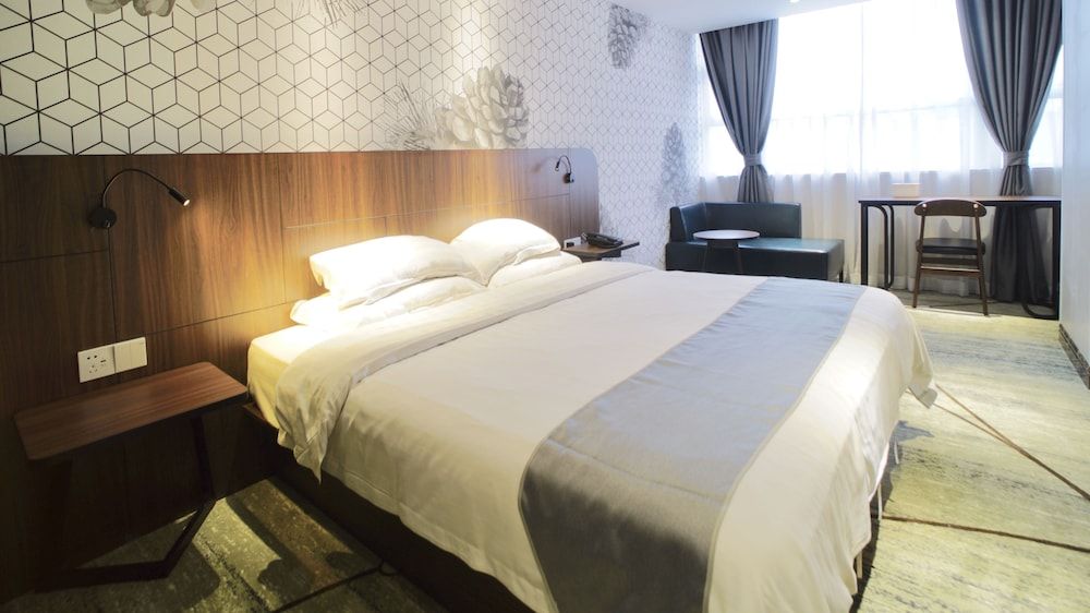 Guangzhou Pinecone & Huayi Select Hotel Basic Double Room