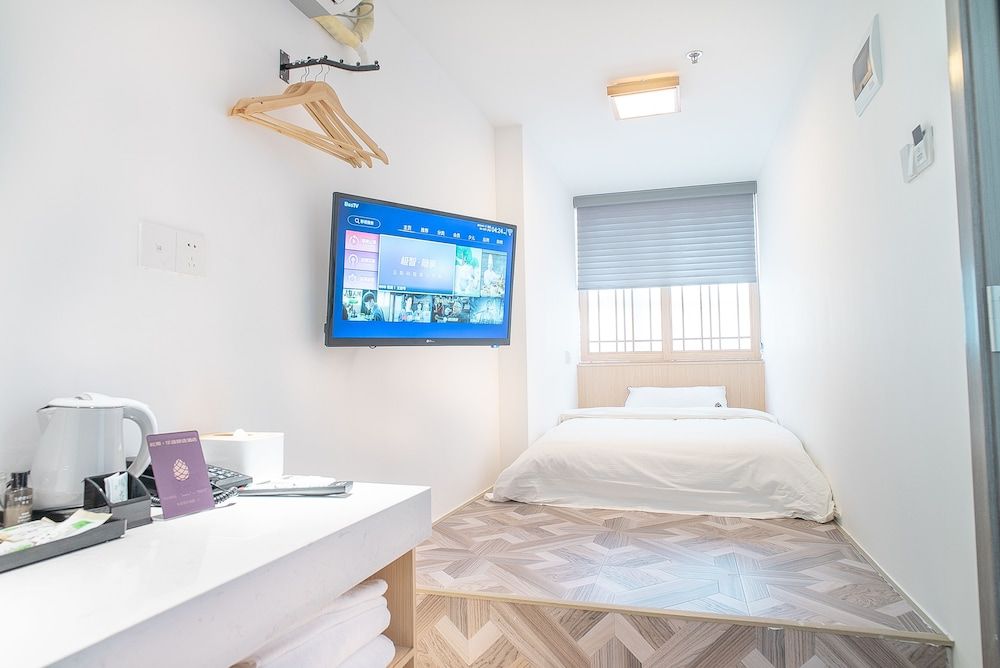 undefined Guangzhou Pinecone & Huayi Select Hotel 6