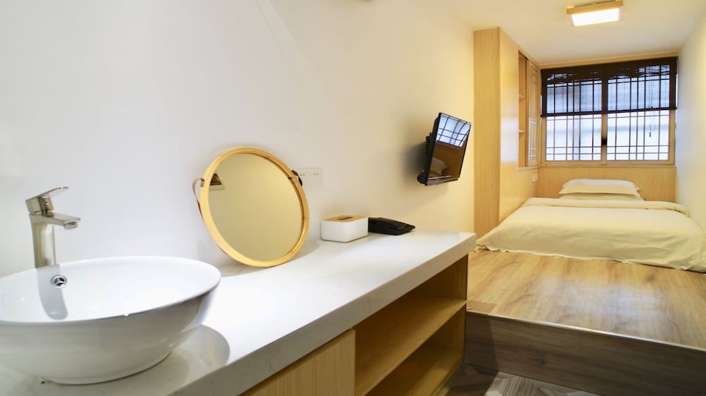 undefined Guangzhou Pinecone & Huayi Select Hotel 4