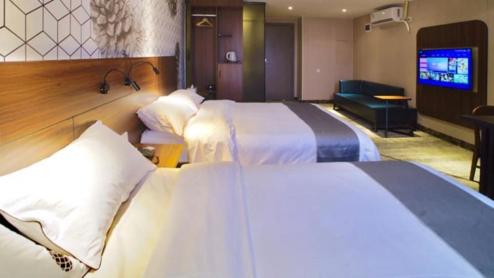 undefined Guangzhou Pinecone & Huayi Select Hotel 9