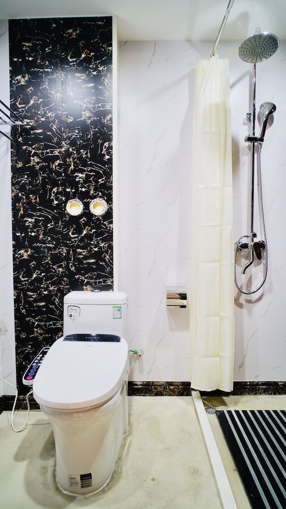 Guangzhou Pinecone & Huayi Select Hotel Luxury Quadruple Room 3