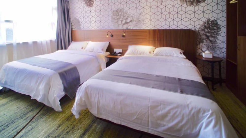 undefined Guangzhou Pinecone & Huayi Select Hotel 8