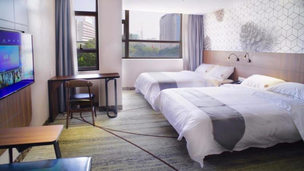 undefined Guangzhou Pinecone & Huayi Select Hotel 7