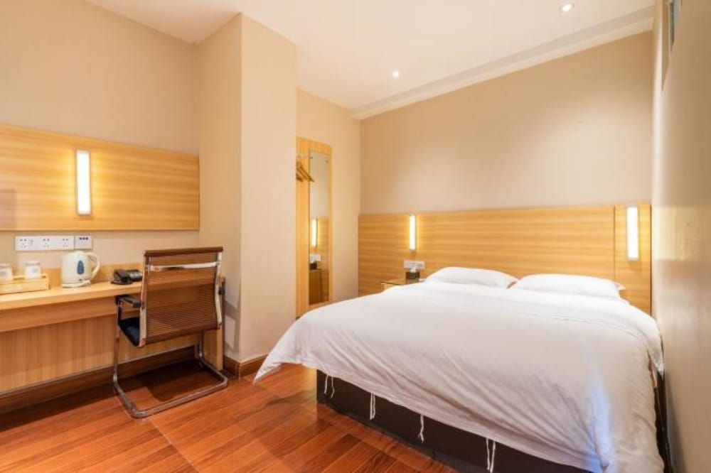 undefined Yimi Shiergong Metro Station Branch 7