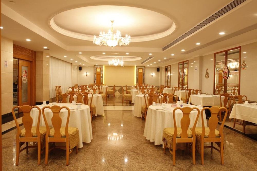 undefined Guangzhou Yuehai Hotel 9