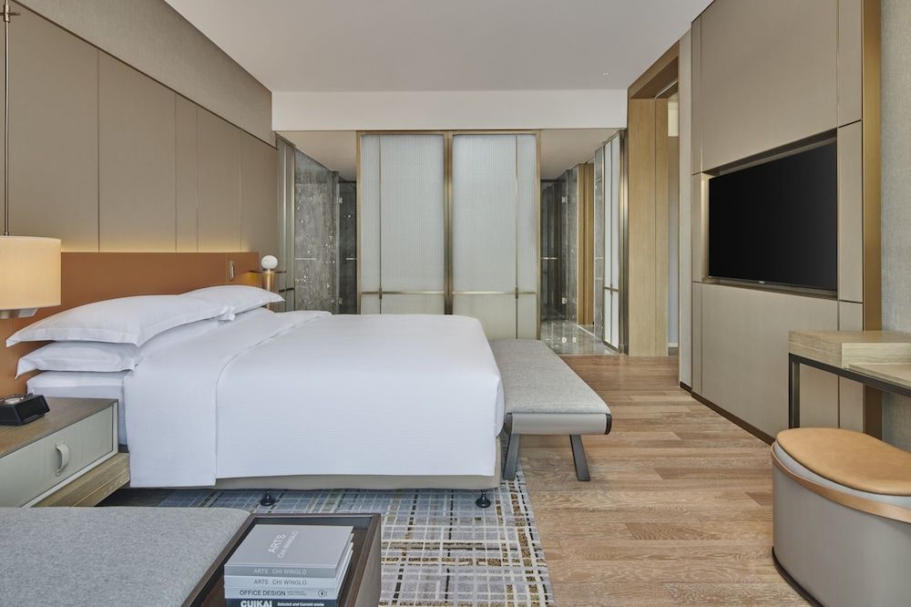 Deluxe Suite, 1 King Bed (Ambassador)