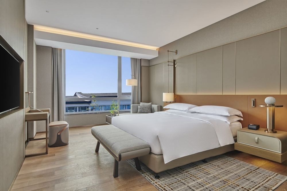 Deluxe Suite, 1 King Bed (Ambassador)