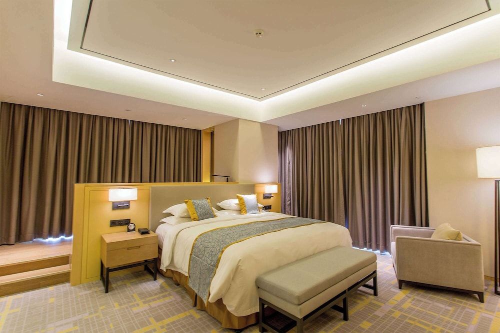 Deluxe Suite, 1 King Bed, Smoking