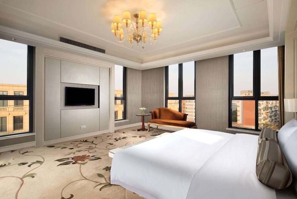 Suite, 1 King Bed, Smoking (Embassy)
