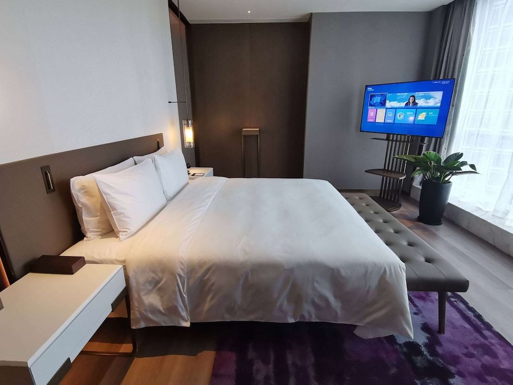 Deluxe Suite, Smoking (2 King Beds)