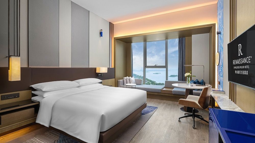 Deluxe Room, 1 King Bed, Lake View