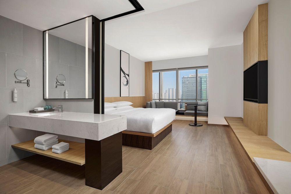 Deluxe Room, 1 King Bed, City View, Corner