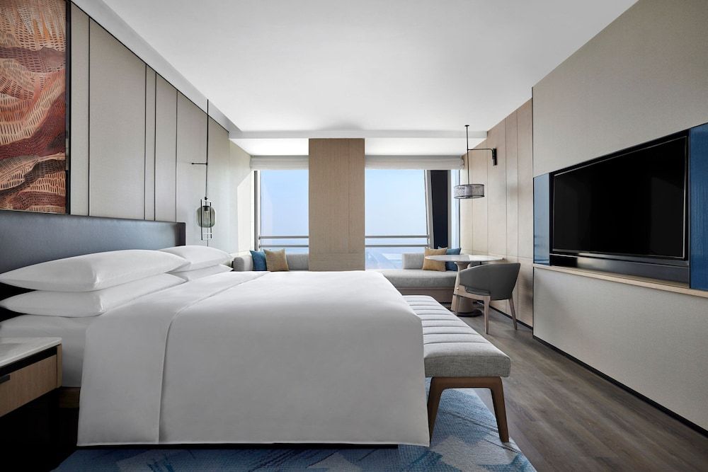 Executive Suite, 1 King Bed, City View