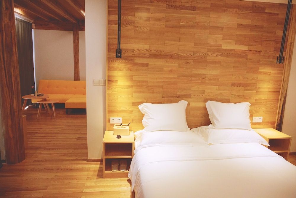 Comfort Suite, Smoking