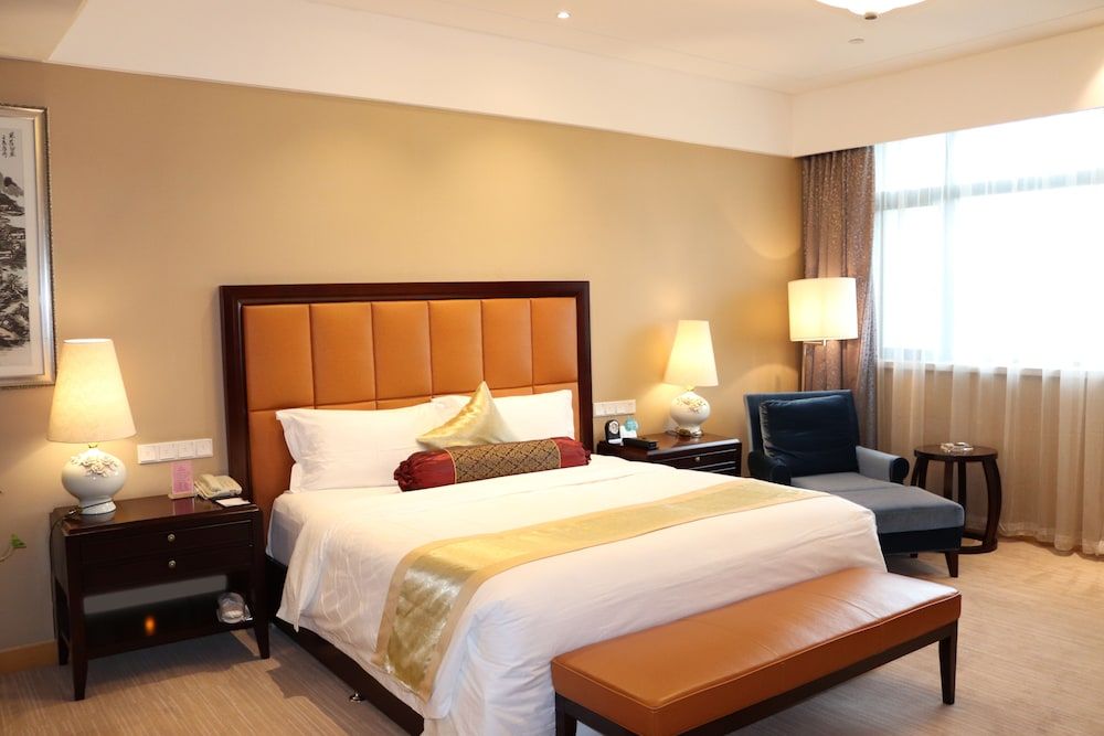 Deluxe Suite with Lake View