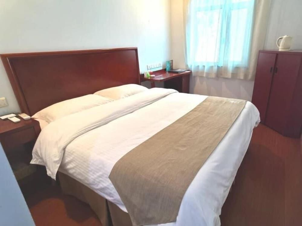 undefined GreenTree Inn Chongqing Longhu Times Tianjie Xietaizi Subway Station Hotel 9