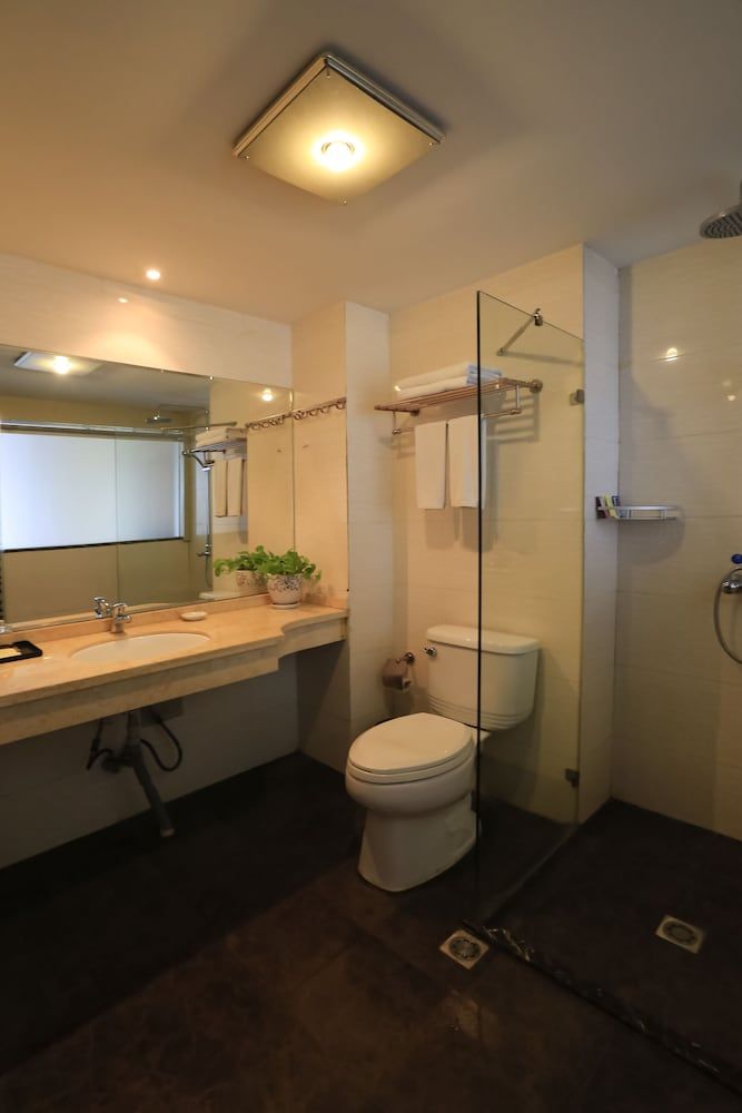 IF Hotel Deluxe Twin Room 5