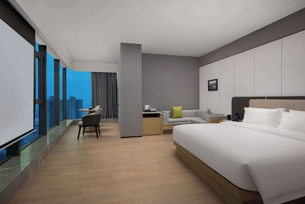 Suite, 1 King Bed, Non Smoking, City View