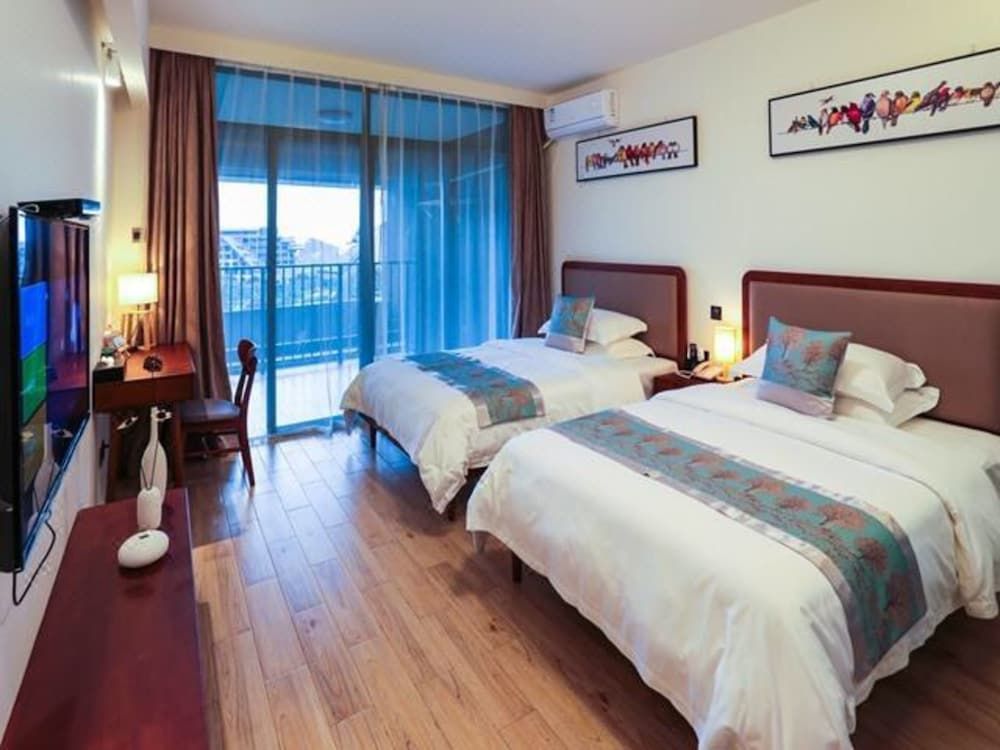 Poltton International Apartment Jinding Deluxe Twin Room with City View 2