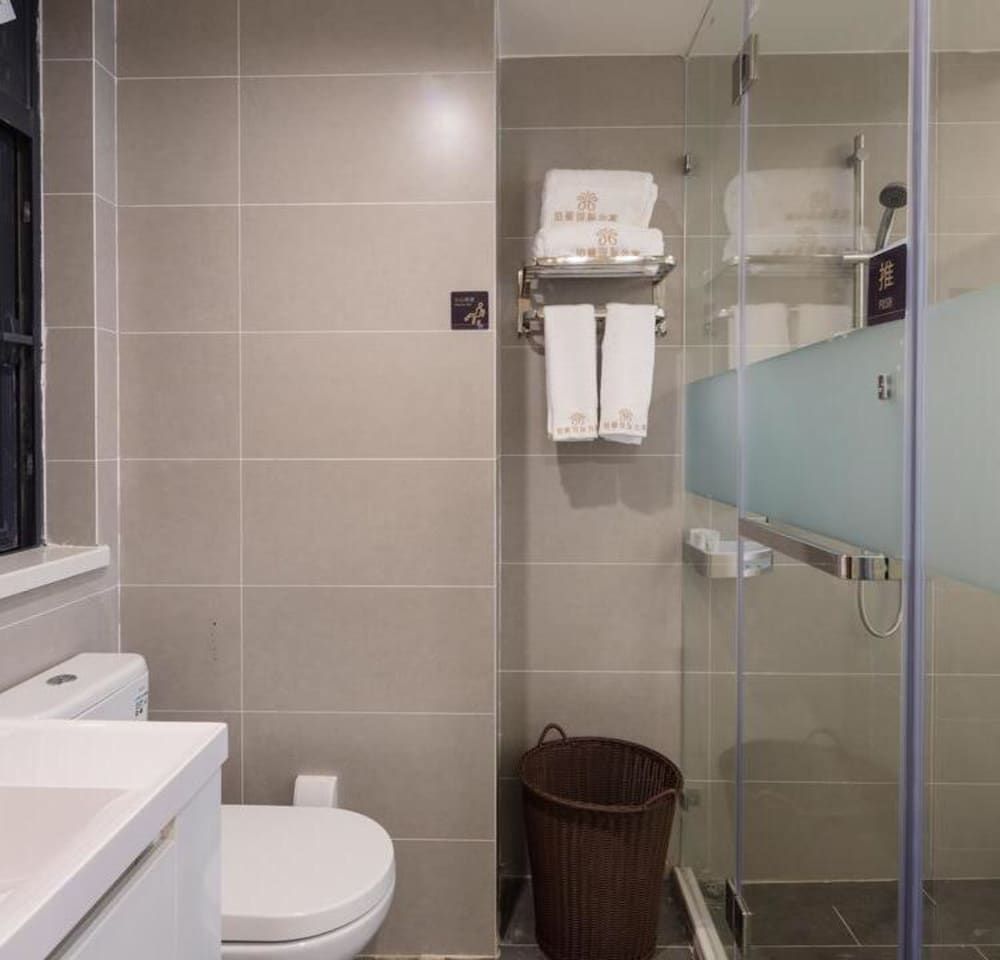 Poltton International Apartment Jinding Deluxe Twin Room with City View 4