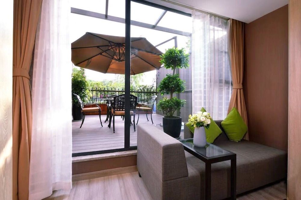 Room (Courtyard)
