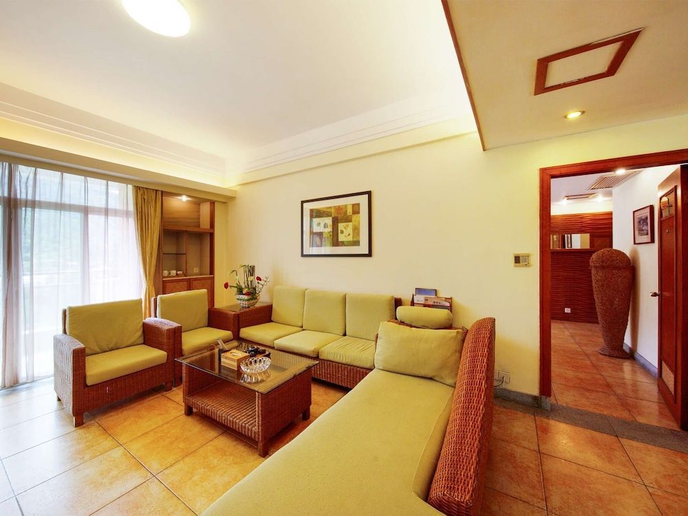 Family Suite, 1 Queen Bed, Bathtub, Lake View