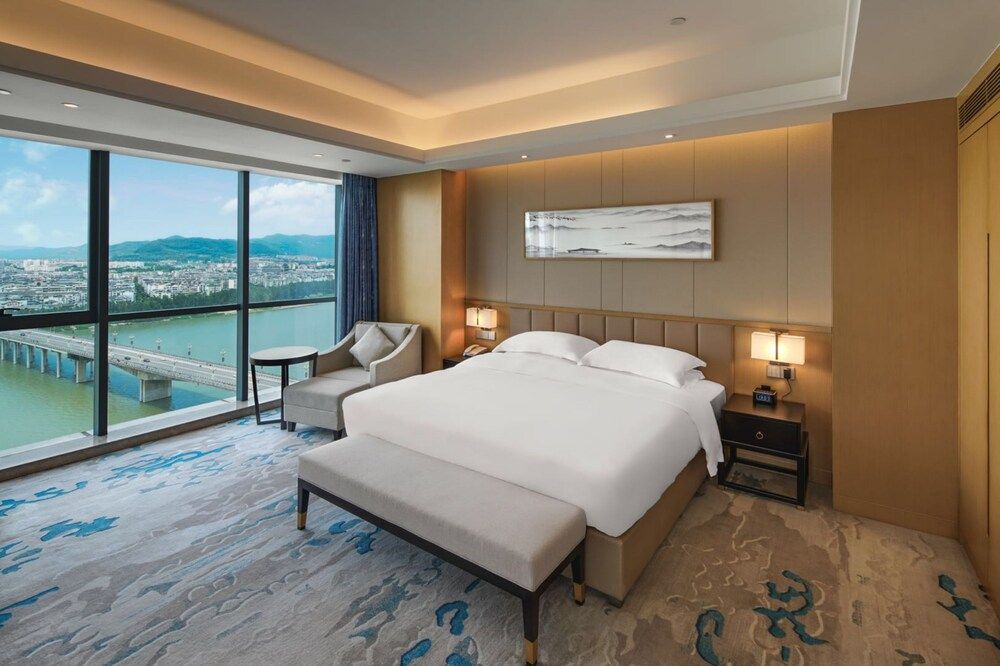 Galaxy Room, Lake View
