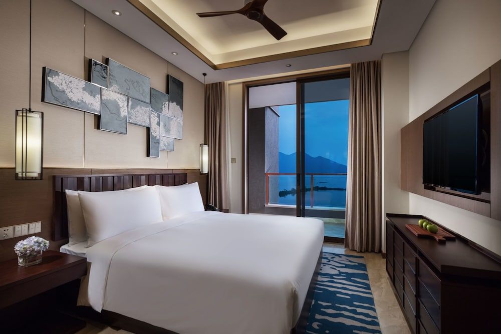 Deluxe Suite, 1 King Bed, Bathtub, Bay View
