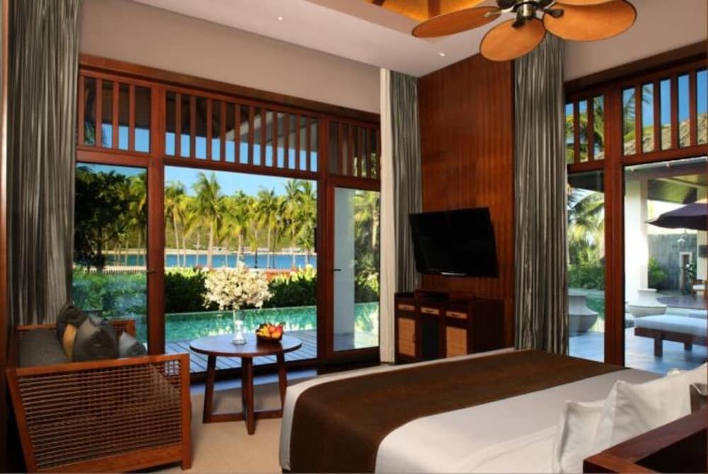 2 Bedrooms Beachfront Pool Villa