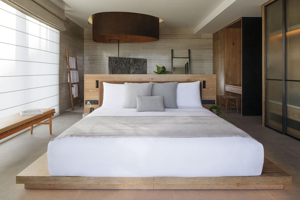 Suite, 1 King Bed, Garden View