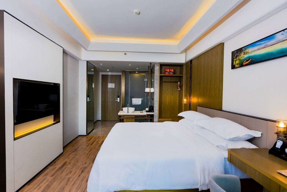 Room, 1 King Bed, Non Smoking, Mountain View