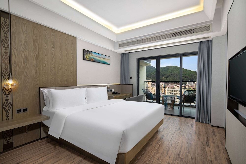 Room, 1 King Bed, Non Smoking, Mountain View