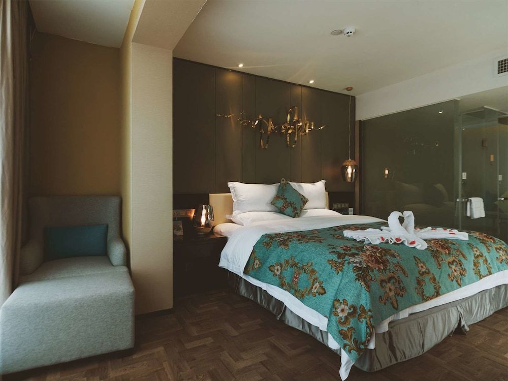 Suite, 1 King Bed, Bathtub