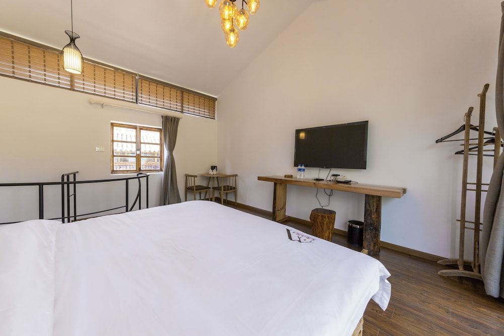 E Comfort Room, Courtyard View