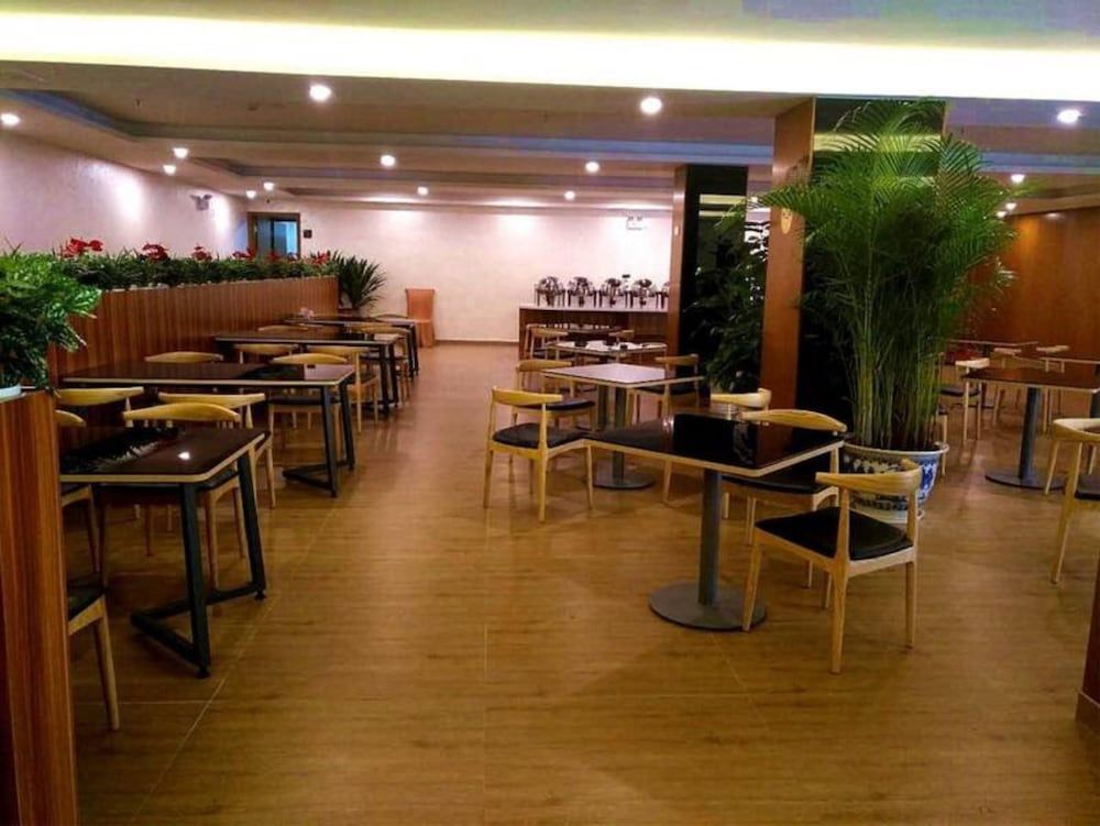 undefined CNHOL Radient Hotel (Shenzhen Qianhai Branch) 2