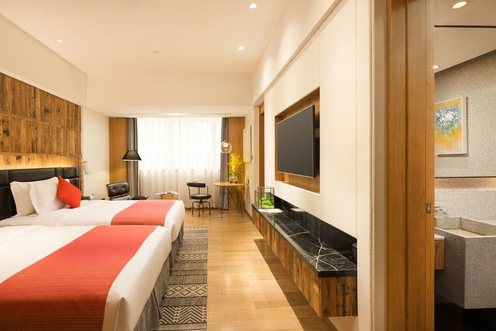 QI Hotel Deluxe Twin Room, Smoking 4