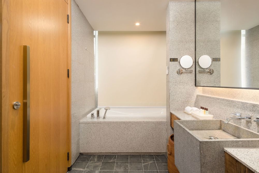 QI Hotel Deluxe Twin Room, Smoking 3