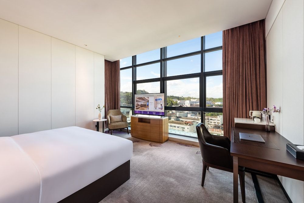 Mercure Shenzhen Longgang - Pinghu Railway Station Standard Room, 1 King Bed 5