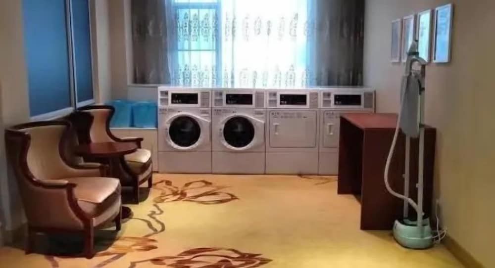 undefined Vienna Hotel (Shenzhen Bao'an Centre Liutang Metro Station) 3