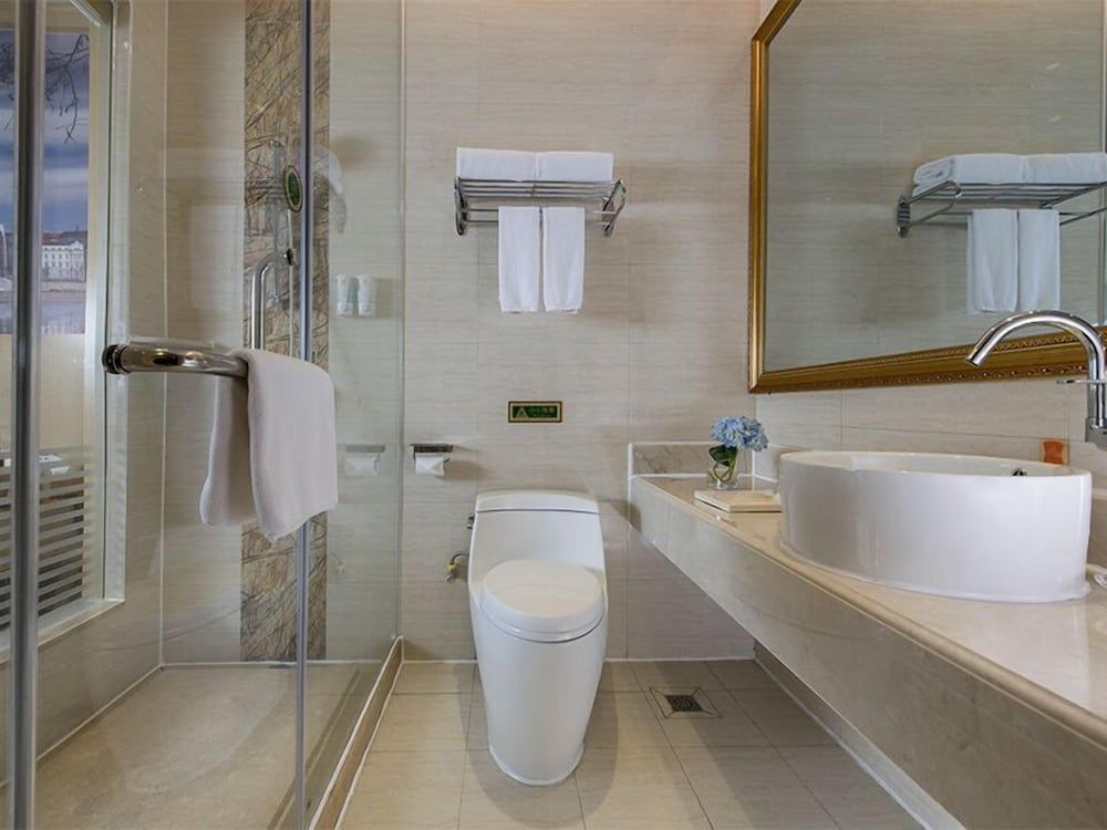 undefined Vienna Hotel (Shenzhen Bao'an Centre Liutang Metro Station) 5
