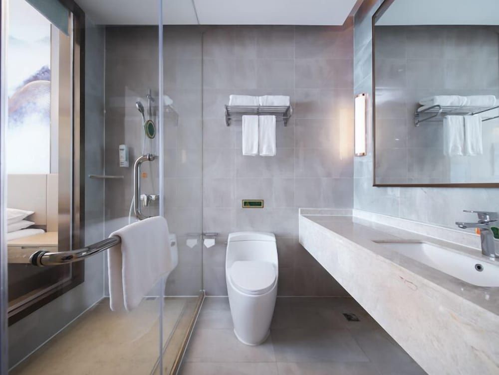 undefined Vienna Hotel (Shenzhen Bao'an Centre Liutang Metro Station) 4