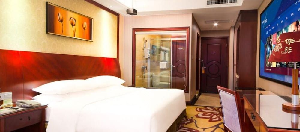 undefined Vienna Hotel Shenzhen Bao'an Fanshen Metro Station 7