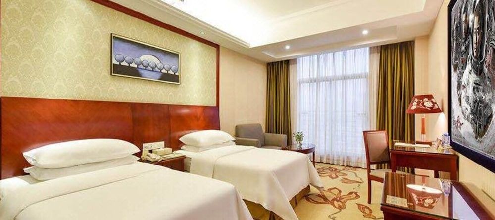 undefined Vienna Hotel Shenzhen Bao'an Fanshen Metro Station 8