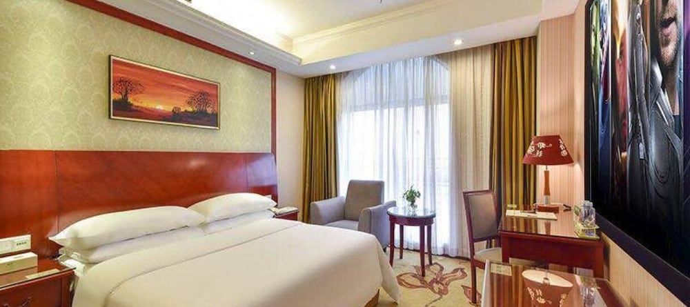 undefined Vienna Hotel Shenzhen Bao'an Fanshen Metro Station 4