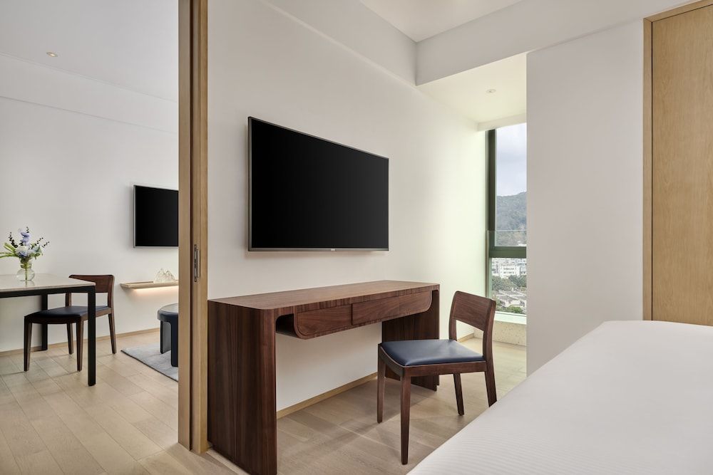 KING ONE BDRM PREM RES GV