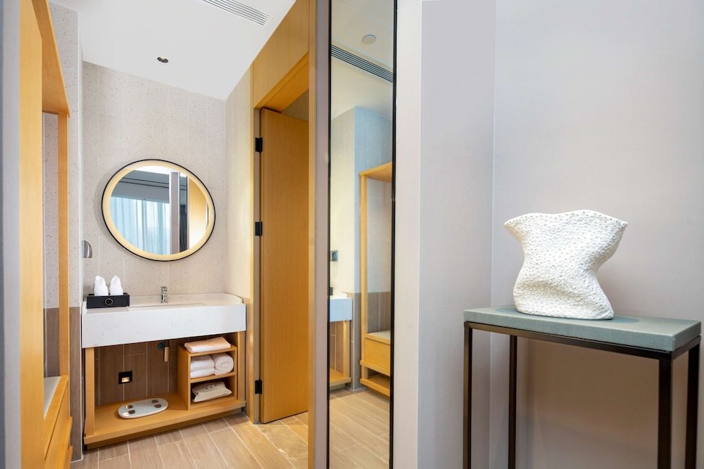 Hilton Garden Inn Shenzhen Airport Business Room, 1 King Bed 11