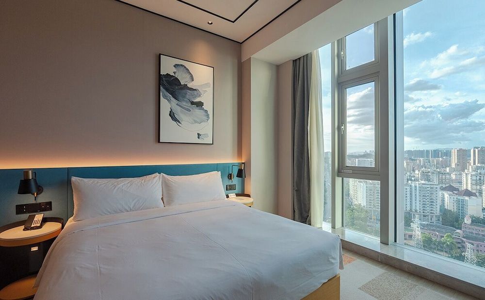 Hilton Garden Inn Shenzhen Airport Business Room, 1 King Bed 8