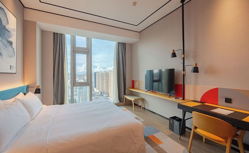 Hilton Garden Inn Shenzhen Airport Business Room, 1 King Bed 12