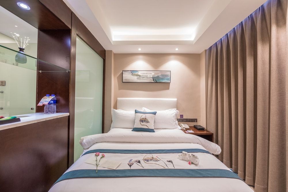 Double Room (Extreme Sassy Fresh Air)